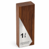 Eleganter Holzpokal mit Silberplakette