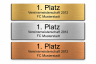 Drei gravierte Metallplatten in Gold, Silber und Bronze