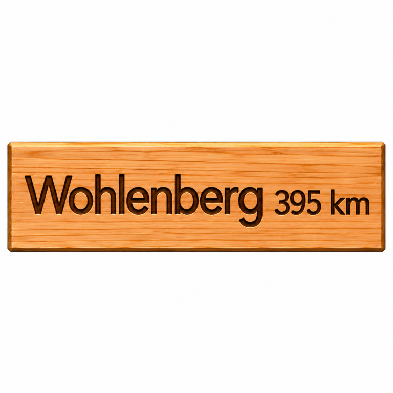 Geschnitztes Holzschild „Wohlenberg 395 km“