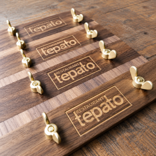 Restaurant-Tepato-Holztafeln mit Messingbeschlägen