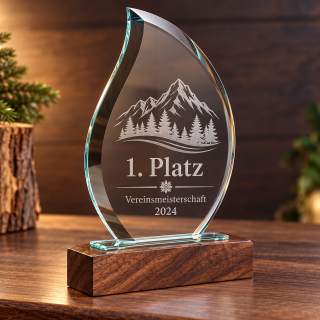 Kristallpokal mit Alpenmotiv und Holzsockel