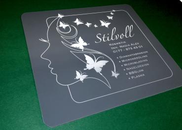 Firmenschild aus glänzendem Acrylglas