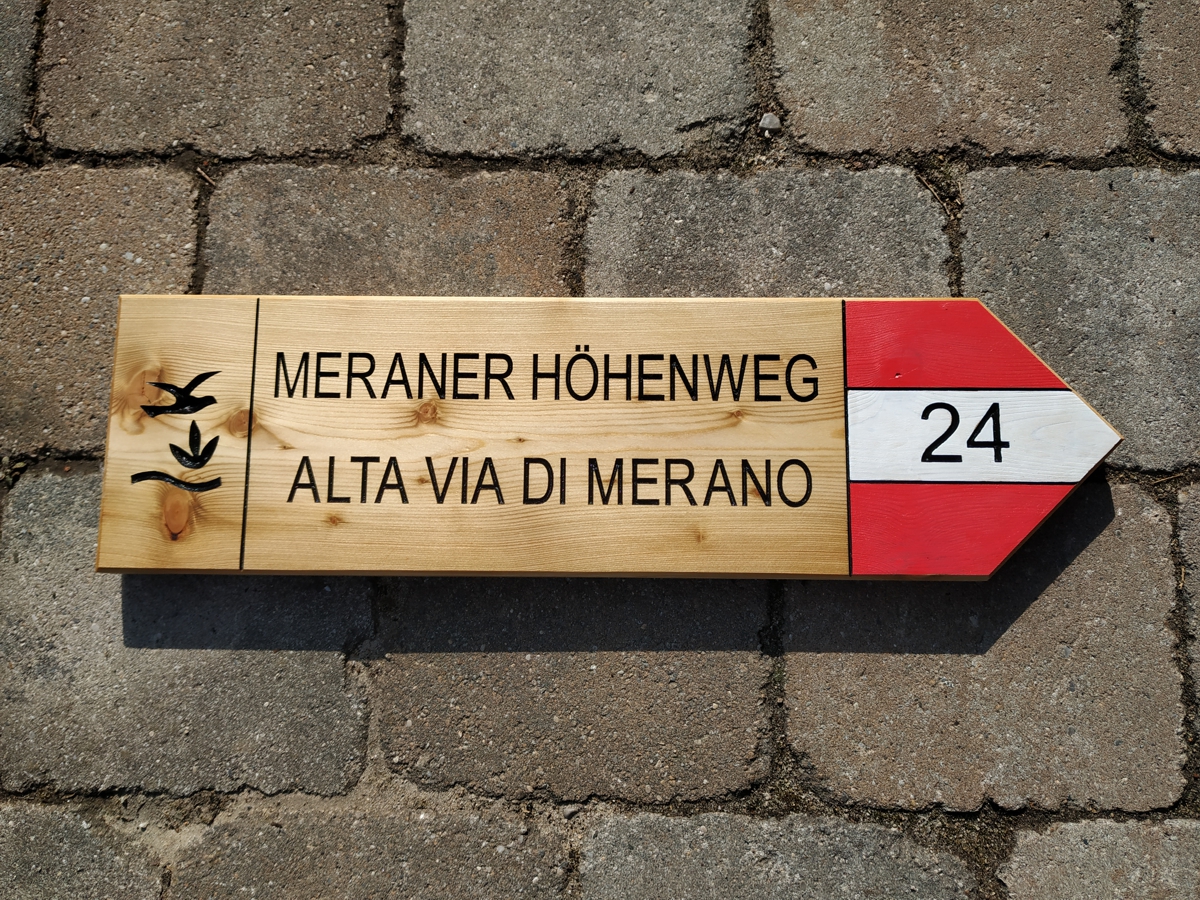 Wegweiser aus Holz fräsen | Gravurwerk.de