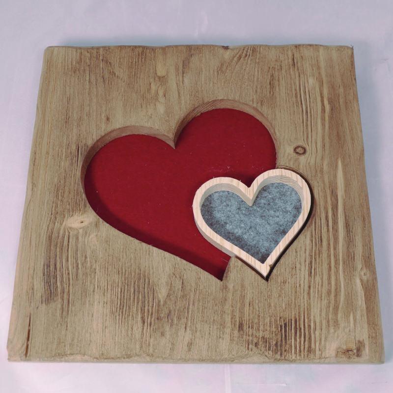 Altholzbild mit zwei Filz-Herzen