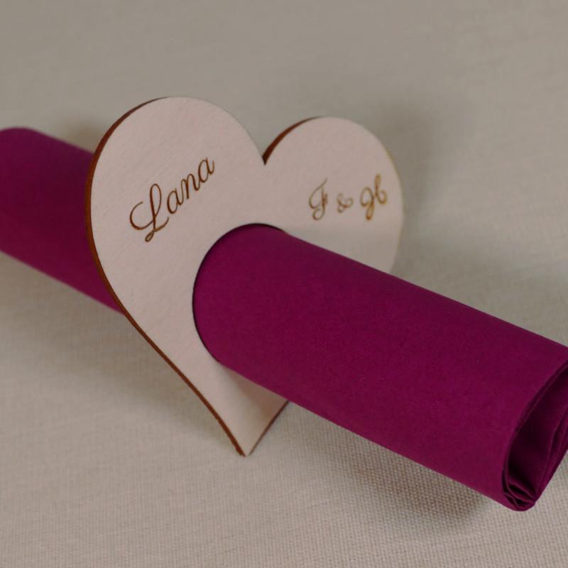 Serviettenring aus Holz in Herzform